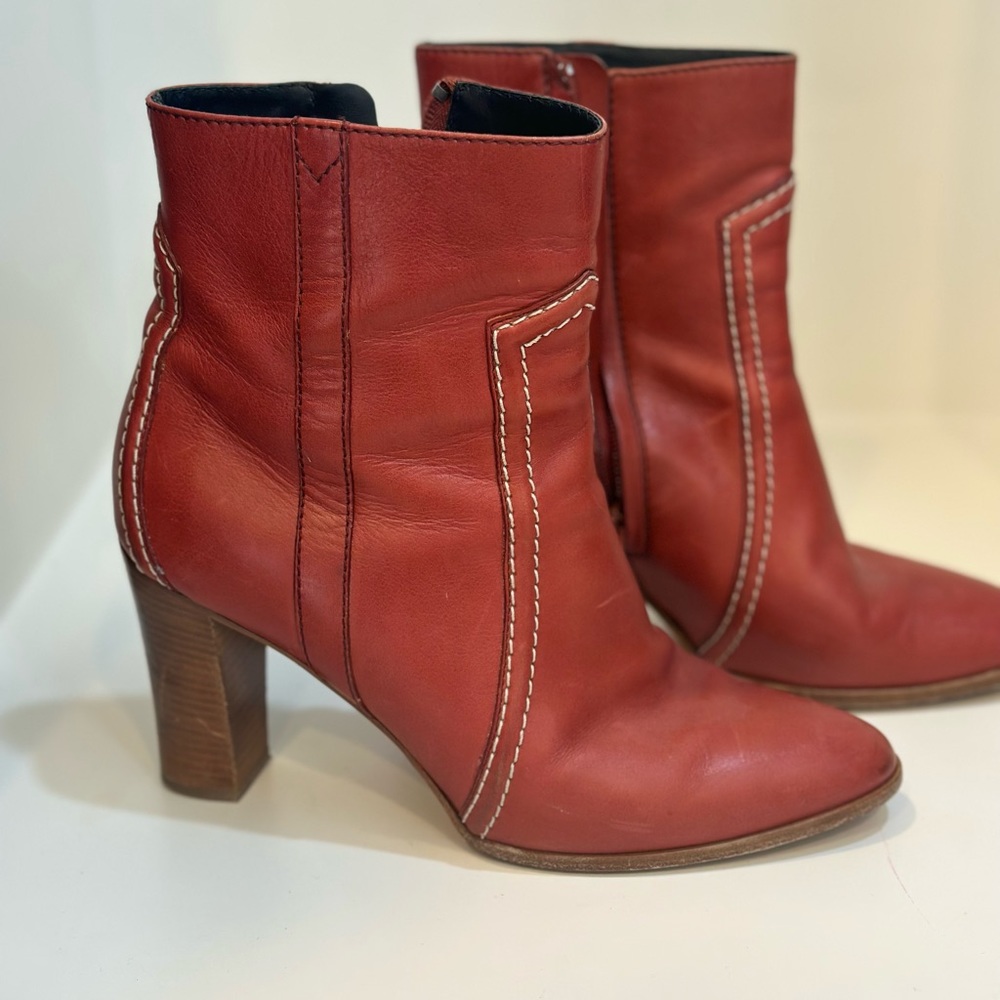 Ankle style w/ stitching, wood heel. Great boots-can’t wear after surgery.